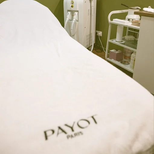 Serviette brodée payot